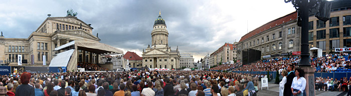 Annett Louisan auf dem Gendarmenmarkt Berlin; Bild größerklickbar